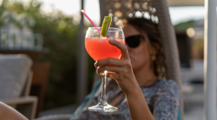 Quais os impactos do excesso de bebidas alcoólicas na saúde hormonal?